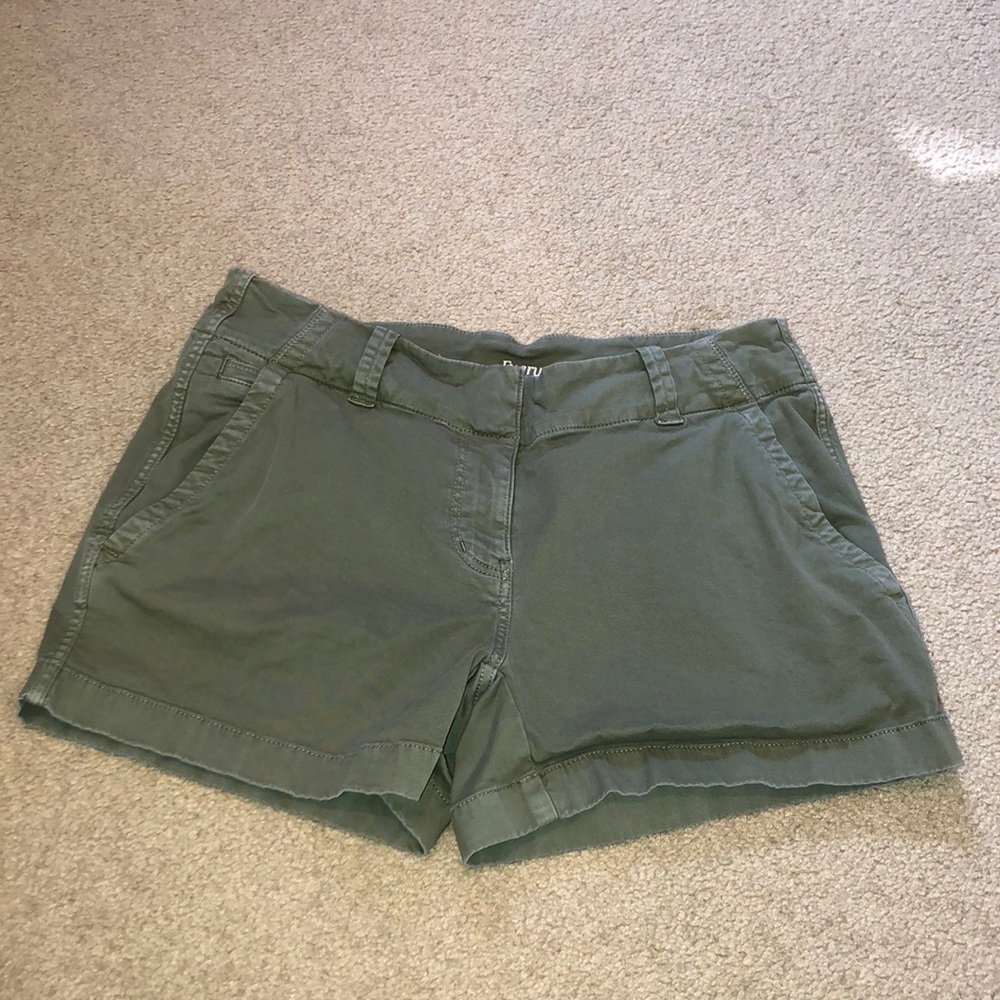 Size 0 Green Vineyard Vines shorts